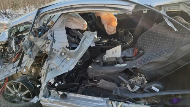 Пункт назначения в Приморье: выпавшие из грузовика бетонные плиты раздавили три автомобиля 