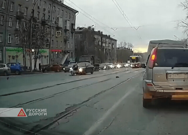 В Новосибирске Nissan сбил маму с дочкой на пешеходном переходе