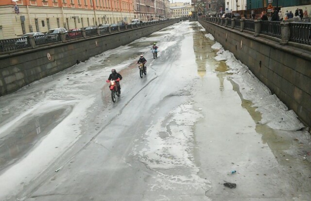 В Петербурге мотоциклисты устроили заезды по тонкому льду канала Грибоедова 