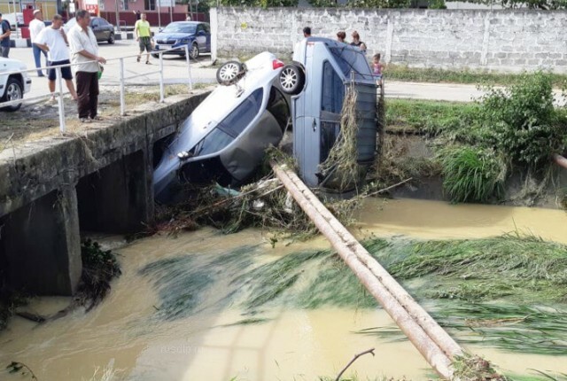 В Сочи две «Лады» смыло в канаву потоком воды 