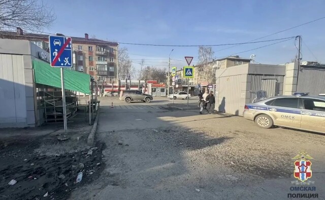 «Отвлеклись на покупки»: ребенок попал под колеса автомобиля в Омске 