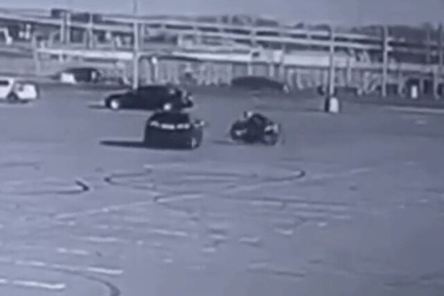 Мотоцикл и легковой автомобиль столкнулись на парковке в Калининграде 