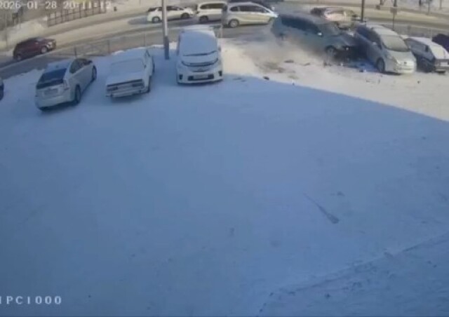 «Уходил от столкновения с попутным автомобилем»: камера запечатлела момент ДТП в Улан-Удэ