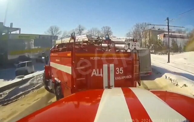 Две пожарные машины столкнулись в Хабаровске