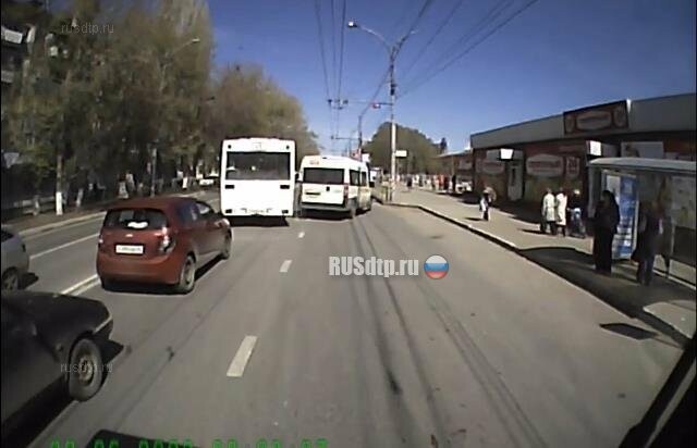 В Саратове на улице Пензенской столкнулись автобус и маршрутка