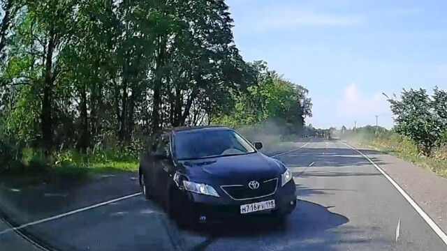 Жесткое ДТП в Ленобласти: Toyota вылетела на встречку и столкнулась со «Шкодой»