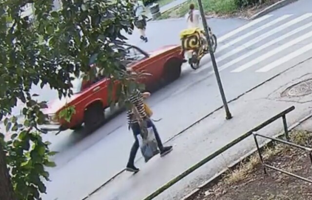 Курьер попал под колёса автомобиля в Новосибирске