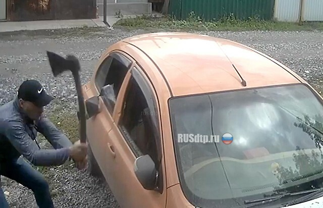 В Новосибирске мужчина изрубил топором машину соседа