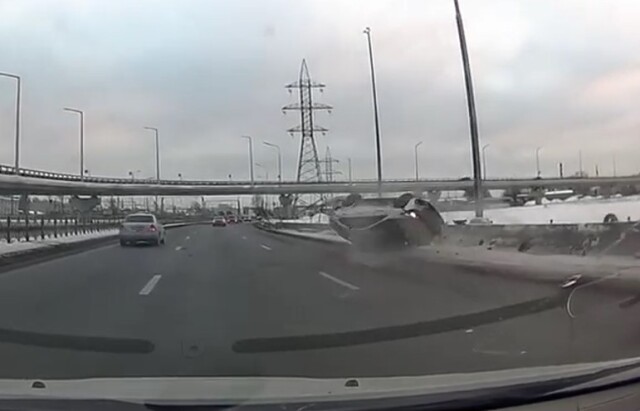 Такси наехало на ограждение и перевернулось на Витебском проспекте в Санкт-Петербурге 