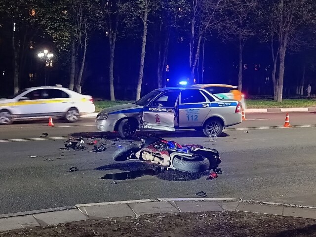 Мотоциклист погиб в ДТП полицейской машиной в Подмосковье 