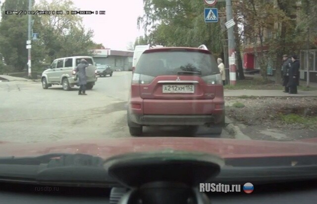 Толкнул пешехода 