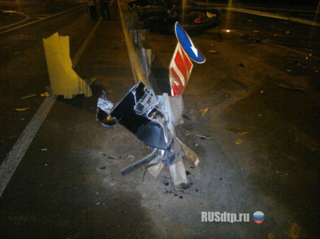 Отбойник прошил «Волгу» насквозь 