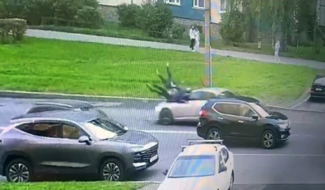 Женщина с двумя детьми попала под колеса автомобиля в Петербурге 