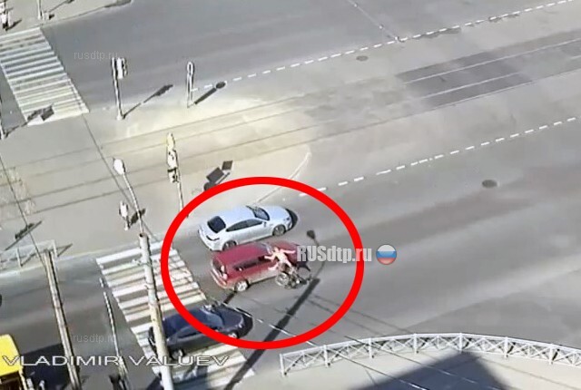 В Петербурге женщина на Mitsubishi насмерть сбила велосипедиста. ВИДЕО 
