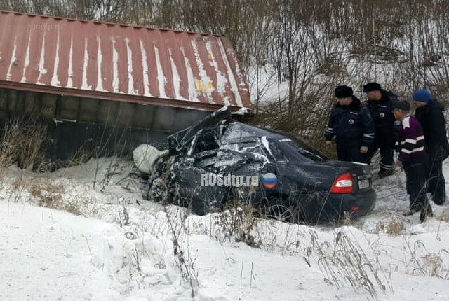 В Красноярском крае «Приору» раздавило упавшим с фуры контейнером 