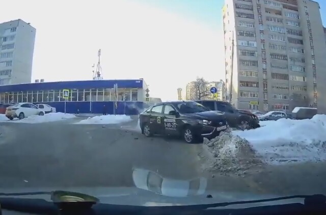 В Ижевске таксист нарушил ПДД на перекрестке и спровоцировал ДТП