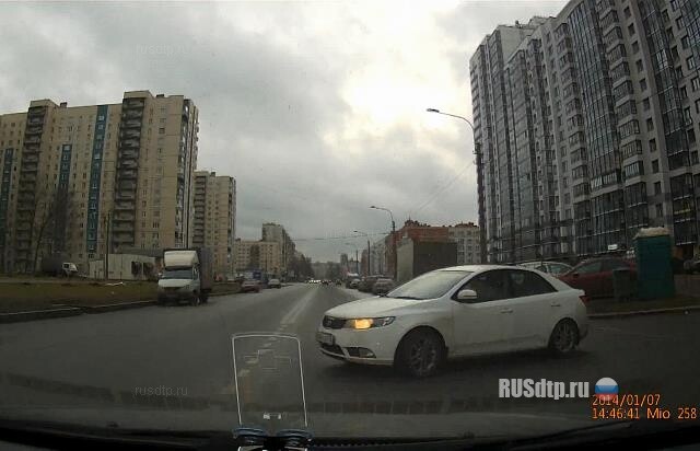 ТП выезжает с парковки 