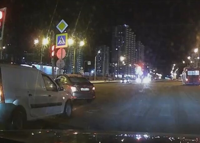 В Петербурге дорожный знак помешал водителю повернуть налево
