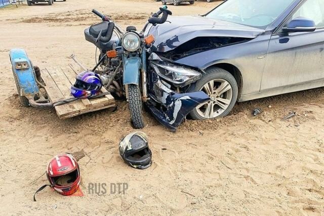 Подростки на мотоцикле врезались в BMW в Красноярском крае 