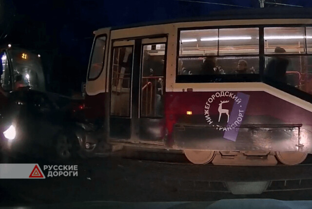 В Нижнем Новгороде легковушку смяло между двумя трамваями