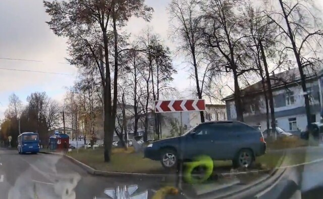 В Йошкар-Оле лихач на «Ладе» не вписался в поворот и снёс дорожный знак