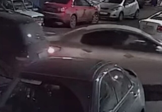 В Красноярске водитель подбил припаркованный «Мерседес» и скрылся с места ДТП