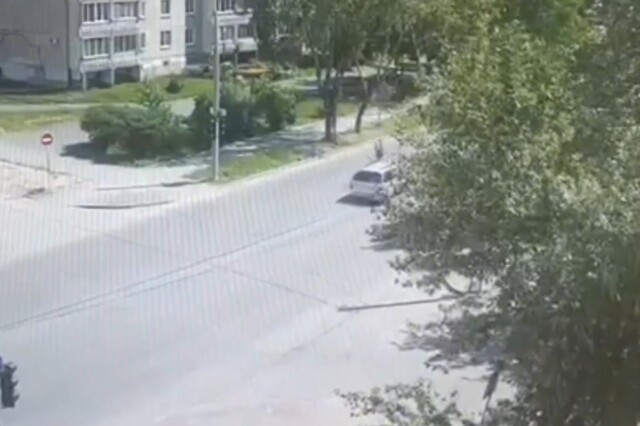 В Шадринске подросток на велосипеде пытался проехать дорогу на красный и попал под машину 