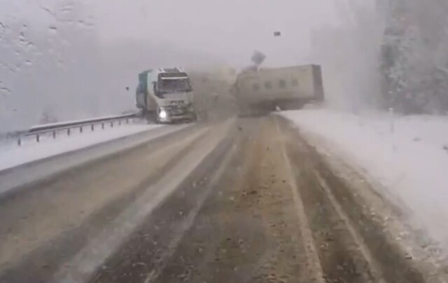 В объектив видеорегистратора попал момент массового ДТП на трассе «Сибирь» в Иркутской области 