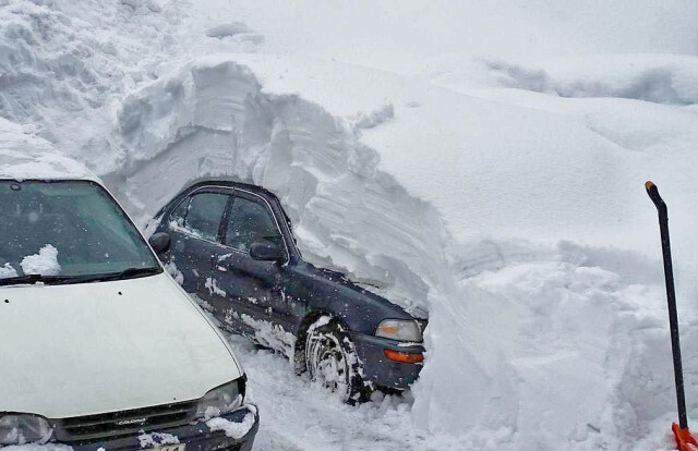 К чему может привести длительное нахождение автомобиля в сугробе: мифы и реальность 