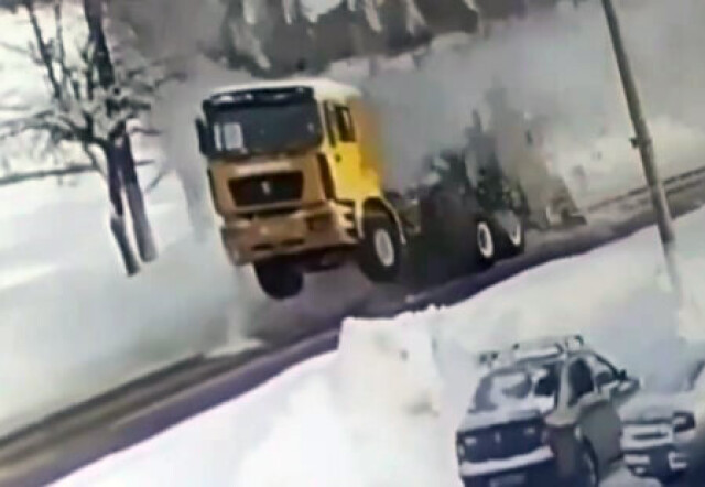 В Нижнем Новгороде самосвал с поднятым кузовом снёс теплотрассу 