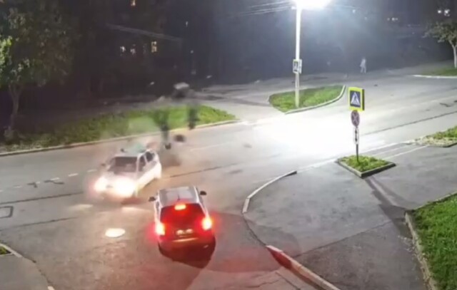 Сальто в воздухе: мотоциклист и его пассажир оказались в больнице в результате ДТП в Череповце 