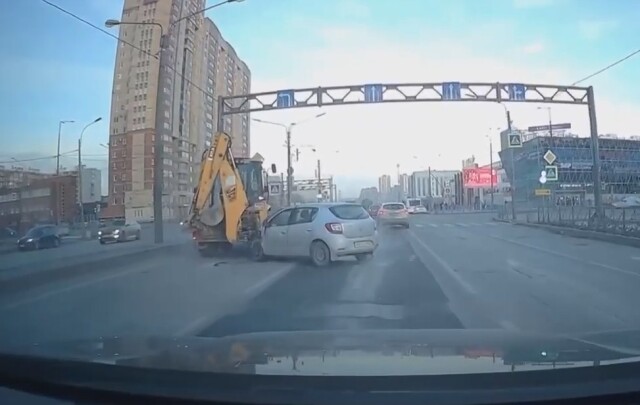 Легковой автомобиль столкнулся с экскаватором на Дунайском проспекте в Санкт-Петербурге