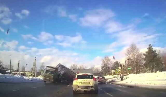 Пункт назначения под Костромой: три автомобиля засыпало брёвнами 
