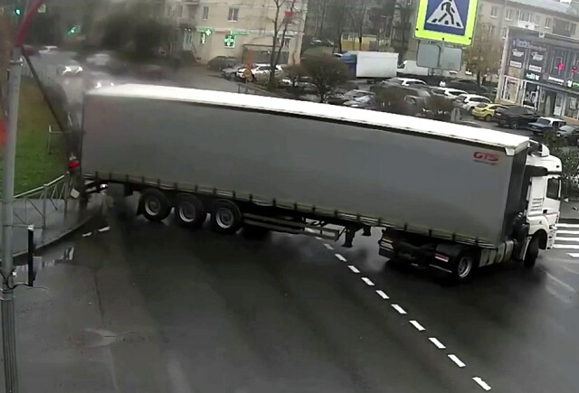 Водитель фуры неудачно развернулся на перекрестке в Санкт-Петербурге