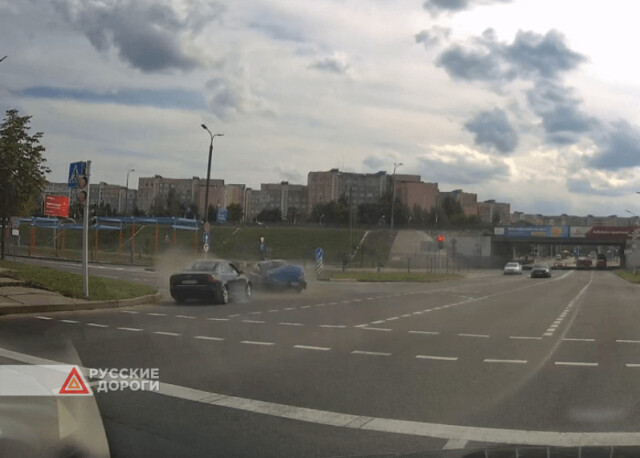 Два автомобиля столкнулись на улице Мирошниченко в Минске