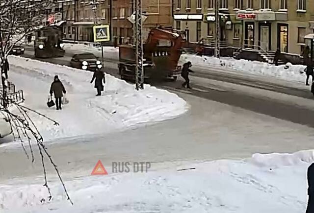 В Петрозаводске экскаватор сбил пешехода