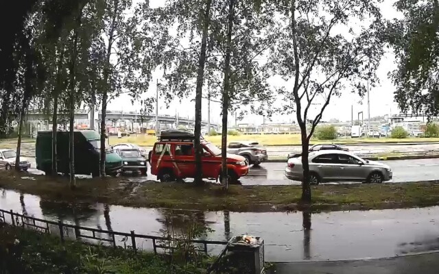 Авария в Петербурге: «гонщик» на «Жигулях» врезался в припаркованный УАЗ 