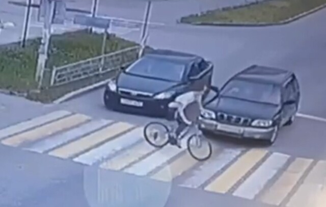 В Нижнем Тагиле велосипедист проехал на красный и попал под колеса автомобиля 