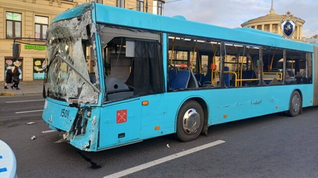 Более 10 человек пострадали в массовом ДТП с участием автобусов в Петербурге 