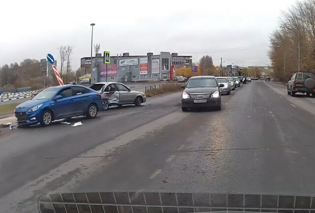 Два автомобиля столкнулись в Омске возле гипермаркета «О’Кей»