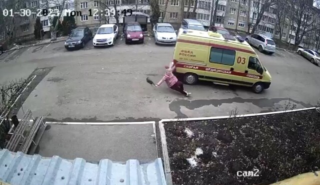 В Ставропольском крае водитель скорой сбил женщину во дворе, не заметил этого и уехал 