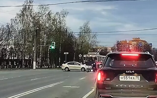 В Чебоксарах водитель «Фольксвагена» пытался проскочить на красный и сбил мотоциклиста 