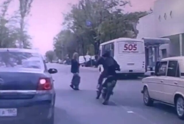 В Донецке мотоциклист сбил переходившую дорогу женщину