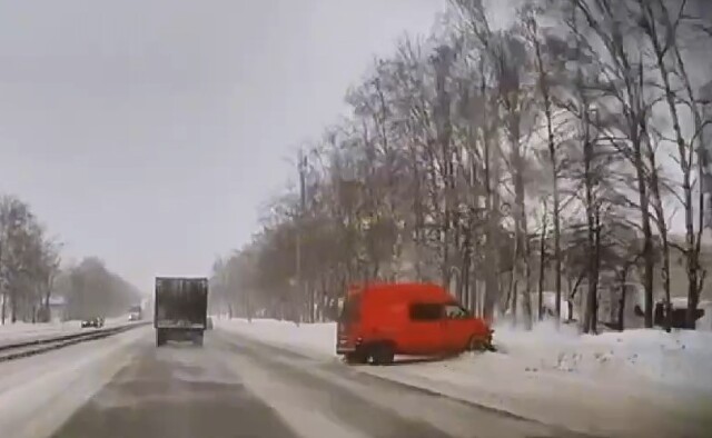 «Опережал поток машин по правой полосе»: микроавтобус врезался в столб в Чебоксарах