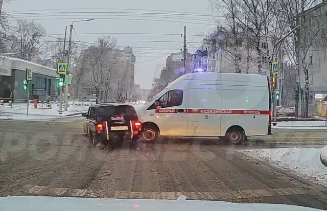 Скорая столкнулась с автомобилем на перекрестке в Кирове