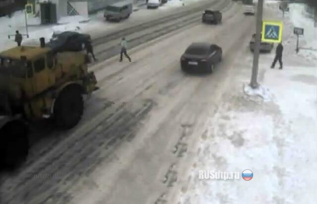 В Ухте водитель трактора не заметил пешехода 