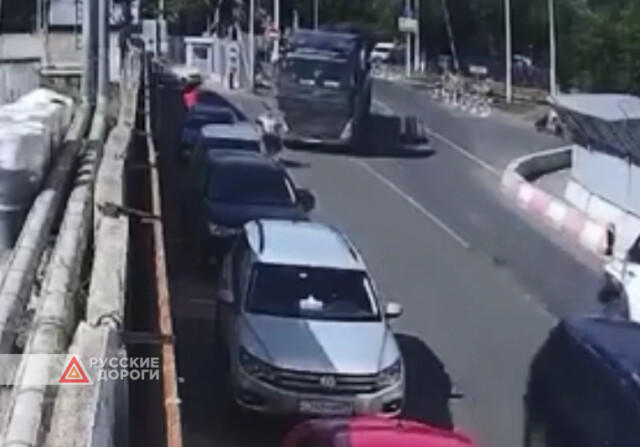 На улице Полковой в Москве грузовик сбил женщину на электровелосипеде