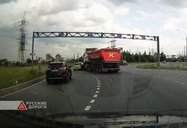 Легковушка подлезла под грузовик в Петербурге