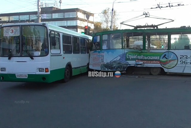 В Иркутске столкнулись трамвай и автобус. ВИДЕО 