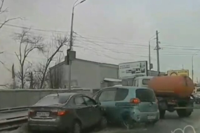 Грузовик занесло на улице Сурнова в Иркутске